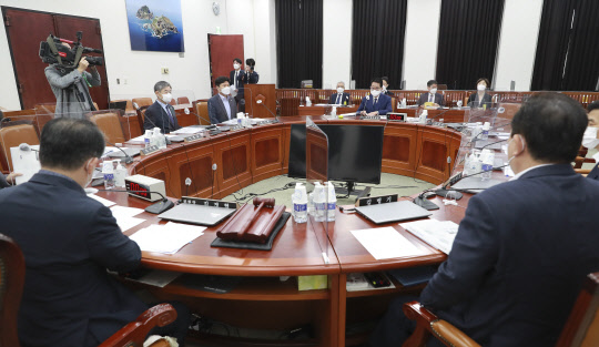 국회 정보위원회가 3일 국회에서 전체회의를 열고 박지원(가운데)국가정보원장으로부터 현안보고를 받고 있다. 연합뉴스